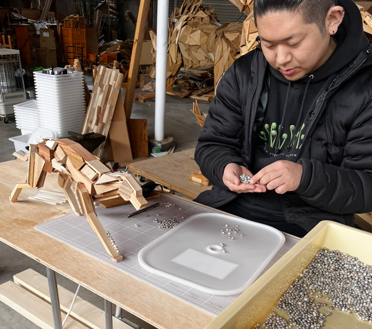 廃材猫に真珠取り付け