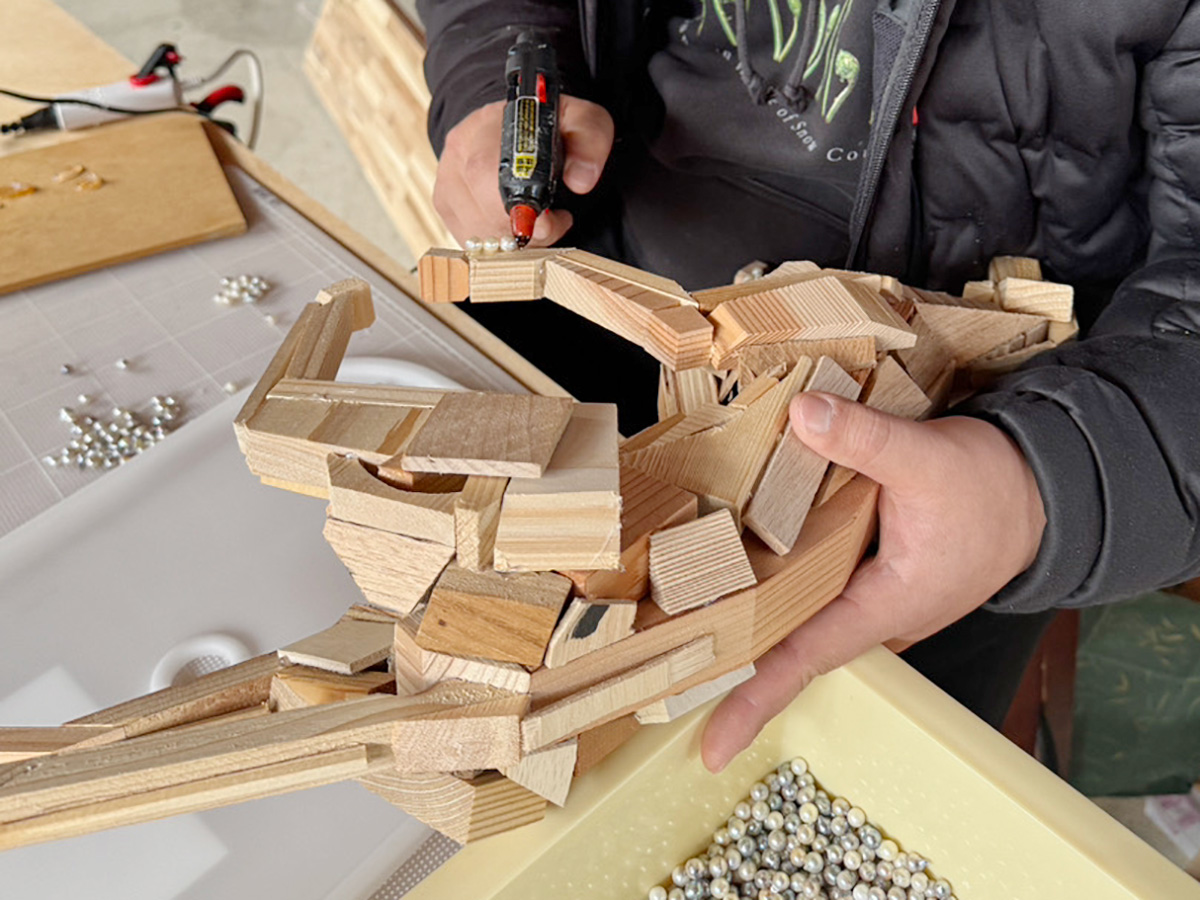 廃材猫に真珠取り付け2